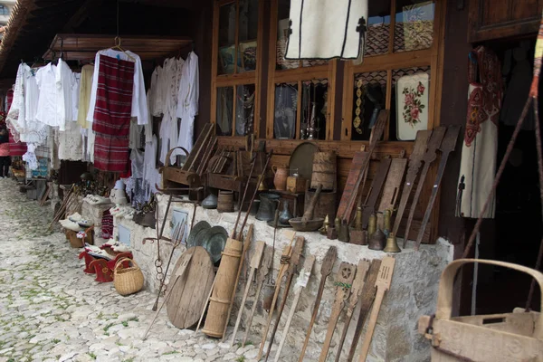 Kruje, Albanien - Juni 2018: traditioneller osmanischer Markt in kruja, Geburtsstadt des Nationalhelden skanderbeg. Flohmarkt in Albanien. Antiquitäten und Souvenirs zum Verkauf. — Stockfoto
