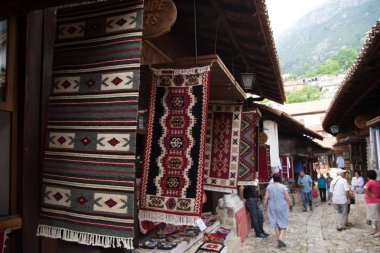Kruje, Arnavutluk - Haziran 2018: Kruja, Doğum şehir ulusal kahraman İskender Bey geleneksel Osmanlı çarşı. Arnavutluk'ta bit pazarı. Antika eşyaları ve Hediyelik eşya satışı için.