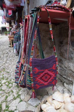 Kruje, Arnavutluk - Haziran 2018: Kruja, Doğum şehir ulusal kahraman İskender Bey geleneksel Osmanlı çarşı. Arnavutluk'ta bit pazarı. Antika eşyaları ve Hediyelik eşya satışı için.