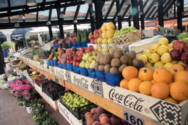 Haziran 2018 yeni ın Bazaarı pazarı bir mahallede Tirana, Arnavutluk