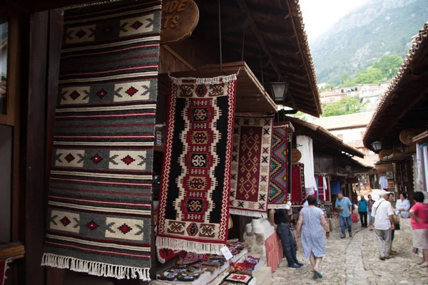 Kruje, Arnavutluk - Haziran 2018: Kruja, Doğum şehir ulusal kahraman İskender Bey geleneksel Osmanlı çarşı. Arnavutluk'ta bit pazarı. Antika eşyaları ve Hediyelik eşya satışı için.
