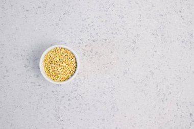 gri beyaz kase tabloda yeşil buğday