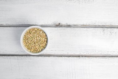 gri beyaz kase tabloda yeşil buğday