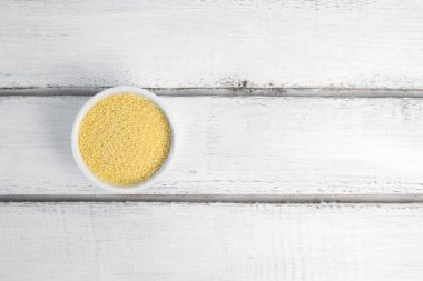 Kuskus gri izole beyaz seramik kase kuru. Dökülen kuskus. Sağlık