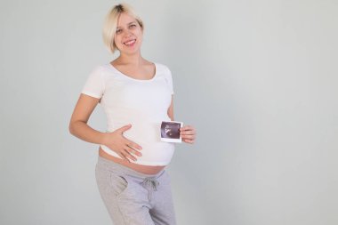 gelecekteki bebek uzi resmine bak genç kadın