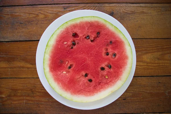 Kousky melounu v misce a řez na bílé desce. Pohled shora — Stock fotografie