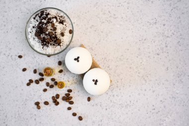 Aromaterapi ve spa kavramı. Spa tuz kahve kokulu sabun, spa yağ ve lif kabağı beyaz arka plan üstten görünüm üzerinde yakın
