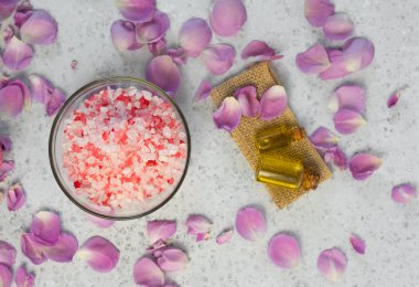gri zemin üzerine Gül yağı ile organik kozmetik
