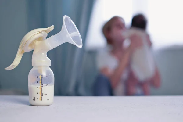 Biberon emzirme, ön plan için anne sütü ile ve arka plan, annelerin anne sütü bebeğe annesiyle yeni doğan bebek için en sağlıklı besindir