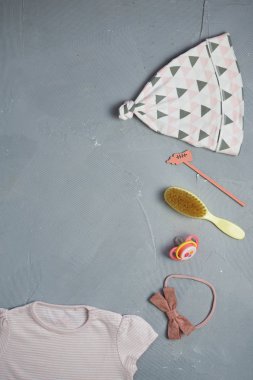 Düz metin, en iyi görünüm için boş alan ile beyaz arka plan üzerinde bebek aksesuarları ile bebek duş parti arka plan yattı