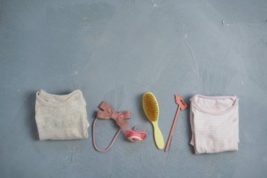 Düz metin, en iyi görünüm için boş alan ile beyaz arka plan üzerinde bebek aksesuarları ile bebek duş parti arka plan yattı