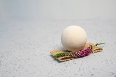 Banyo odasında tepsi üzerinde pembe sulu çilek kokusu banyo bombası, rahatlatıcı aroma tuz ve mum. Terapi konsepti. Rahatlatıcı bir banyo yapıyor. Yaşam tarzı.