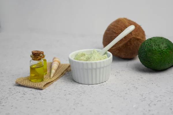 Натуральные продукты по уходу за кожей для скраба маски тела: авокадо, кофе, кокос, масло — стоковое фото