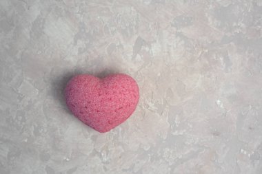 Beyaz ahşap arka planda gül yağı ile organik kozmetik