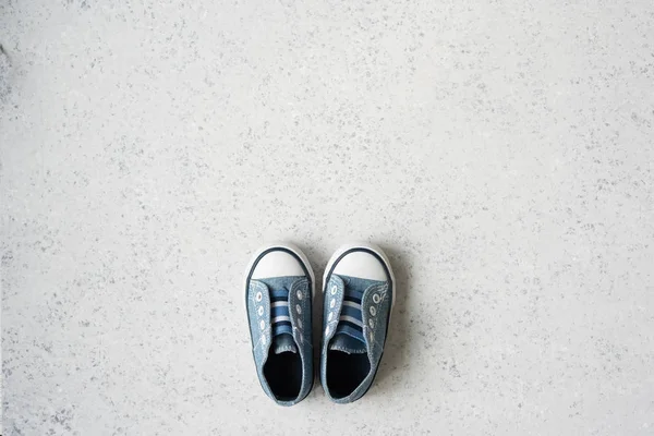 Baby Boy blå sneakers på grå bakgrund — Stockfoto