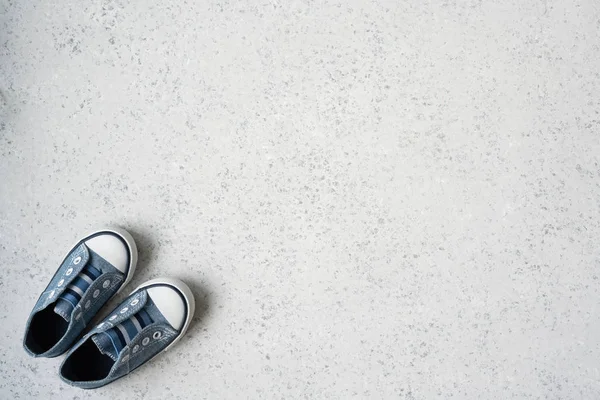 Baby Boy blå sneakers på grå bakgrund — Stockfoto