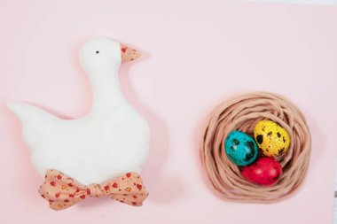 Yuvada renkli bıldırcın yumurtası. Paskalya