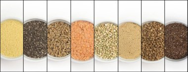 Beyaz arka plan üzerinde farklı kabuğu çıkarılmış tane kolaj. Karabuğday, chia, keten, amaranth, mercimek, kuskus, buğday Üstten Görünüm