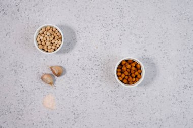 Vegan sağlıklı snack, baharatlı Leblebi kase. Seçici odak, metin için yer.