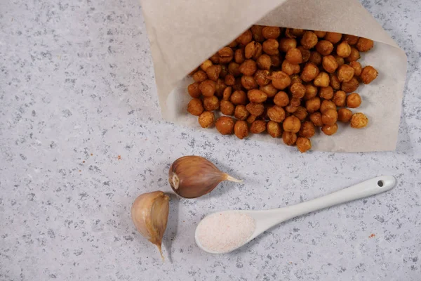 Vegan sağlıklı snack, baharatlı Leblebi kase. Seçici odak, metin için yer.
