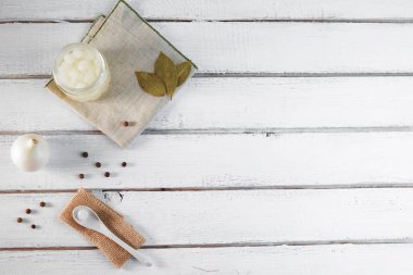 Cam Kavanoz, soğan turşusu Beyaz ahşap zemin üzerinde