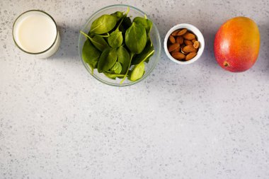 Bebek yaprağı ıspanak, Mango, badem sütü ve çilek ile sağlıklı yeşil Reach vitaminler Smoothie bileşenleri