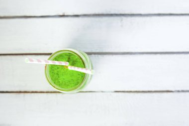 Bebek yaprağı ıspanak, Mango, badem sütü ve çilek ile sağlıklı yeşil Reach vitaminler Smoothie