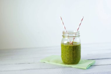 Bebek yaprağı ıspanak, Mango, badem sütü ve çilek ile sağlıklı yeşil Reach vitaminler Smoothie