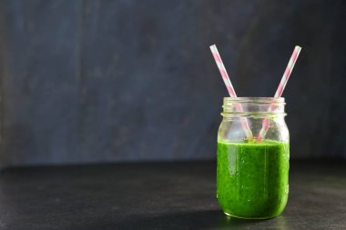 Bebek yaprağı ıspanak, Mango, badem sütü ve çilek ile sağlıklı yeşil Reach vitaminler Smoothie