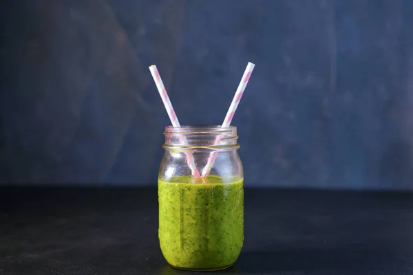 Healthy Green Reach Vitamins Smoothie con espinacas de hoja de bebé, mango, leche de almendras y fresa —  Fotos de Stock