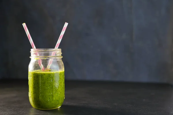 Healthy Green Reach Vitamins Smoothie con espinacas de hoja de bebé, mango, leche de almendras y fresa —  Fotos de Stock