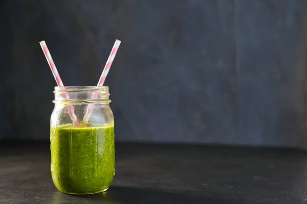Bebek yaprağı ıspanak, Mango, badem sütü ve çilek ile sağlıklı yeşil Reach vitaminler Smoothie