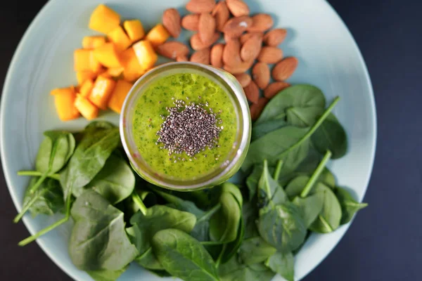 Healthy Green Reach Vitamins Smoothie with baby leaf spinach, mango, almond milk and strawberry — Stock Photo, Image