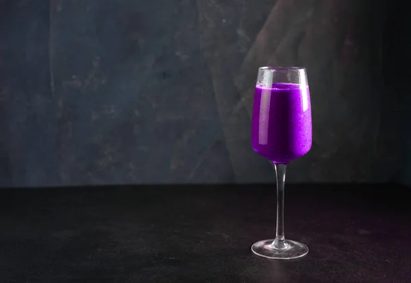 Sağlıklı yeşil Reach vitaminler mavi Smoothie ile badem sütü ve yaban mersini ve Spirulina