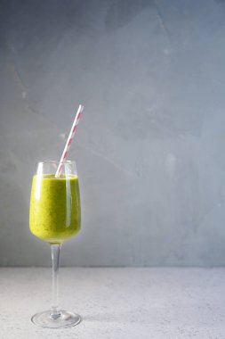 Bebek yaprağı ıspanak, Mango, badem sütü ve çilek ile sağlıklı yeşil Reach vitaminler Smoothie