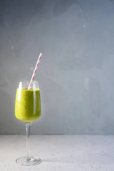 Bebek yaprağı ıspanak, Mango, badem sütü ve çilek ile sağlıklı yeşil Reach vitaminler Smoothie — Stok fotoğraf