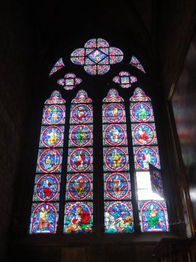 Reims, Fransa - Ağustos 2011 : Fransa kralları taç giydi Notre Dame katedralvitray pencere