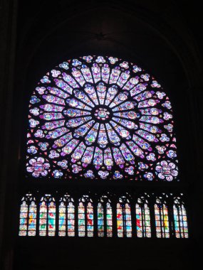 Reims, Fransa - Ağustos 2011 : Fransa kralları taç giydi Notre Dame katedralvitray pencere