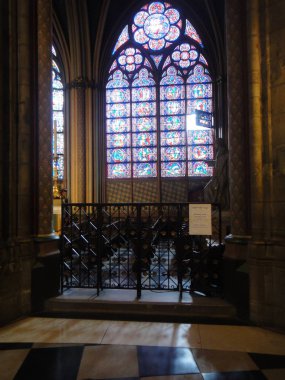 Reims, Fransa - Ağustos 2011 : Fransa kralları taç giydi Notre Dame katedralvitray pencere