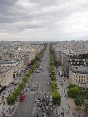 Paris'te Şanzelize görüntüleyin. Avenue champs elysees önünde.