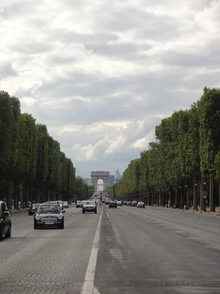 Nézd a paris arc de Triomphe. Avenue champs Elysées elöl. — Stock Fotó