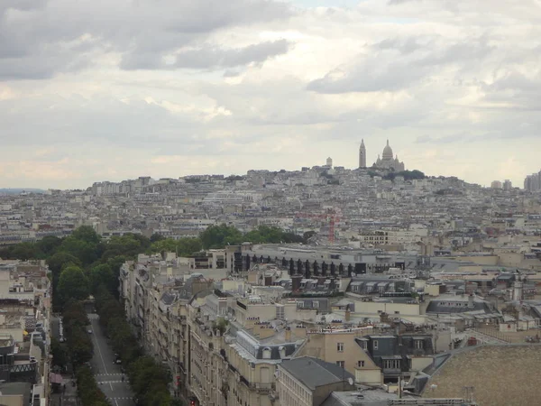 Bekijk op Parijs van arc de triomphe. Avenue champs elysees op de voorgrond. — Stockfoto