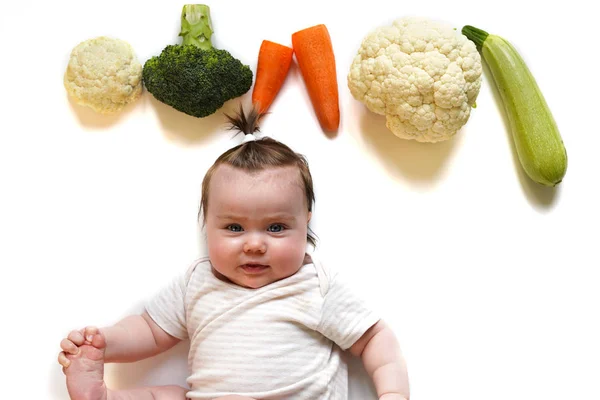 可爱的婴儿和蔬菜混合 - 花椰菜，西葫芦，胡萝卜和花椰菜在白色背面 免版税图库图片