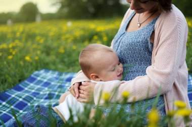 mutlu bir çocuk hamile kadının karnını tutarak