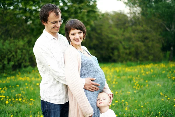 Familj. Familjeporträtt. Ung lycklig familj gå utomhus. Gravid kvinna, man och barn-lycklig familj ha kul på naturen. Man och hustru älskar de barn. Vacker familj, lyckliga föräldrar — Stockfoto