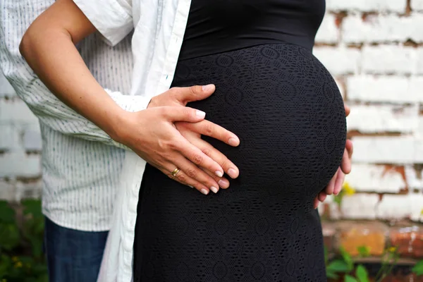 Lycklig man står bakom sin hustru och sätta händerna i form av hjärta — Stockfoto