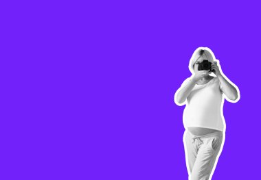 hamile kadın fotoğrafçı bir film kamerası ile