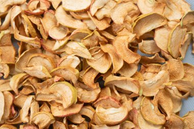 El yapımı bir kase ve taze elma kurutulmuş elma dilim