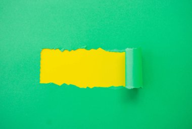 sarı bir arka plan karşı yırtık yeşil kağıt
