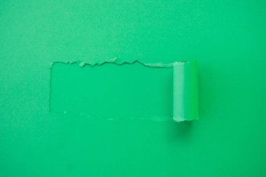 yeşil bir arka plan karşı yırtık yeşil kağıt